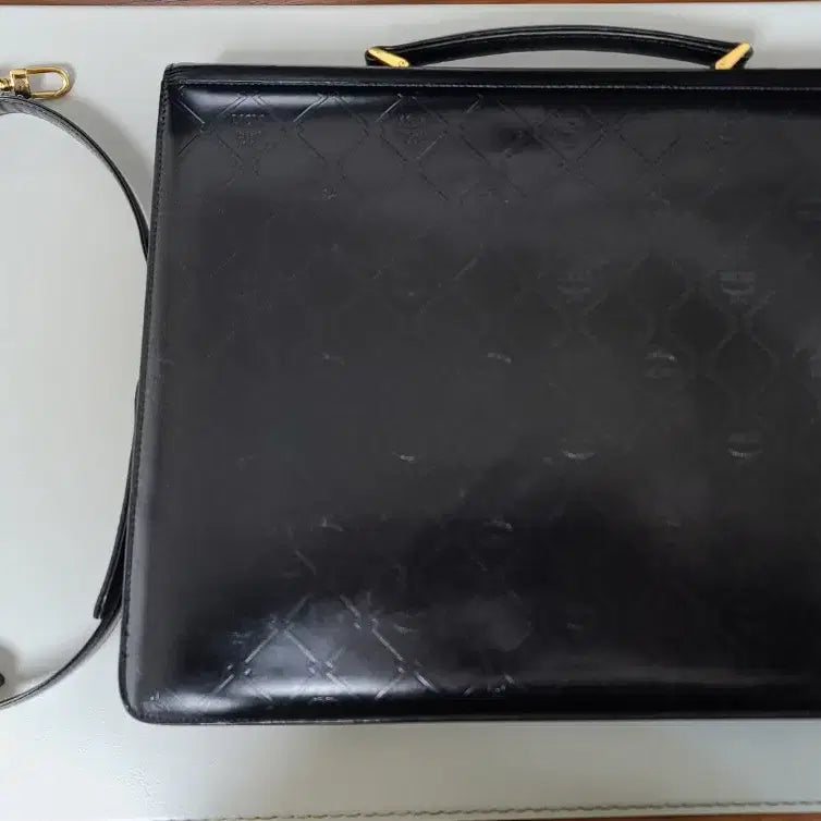 [SOLD OUT] MCM 빈티지 블랙 엠보싱 가죽 서류가방 (덤으로 + MCM장지갑)