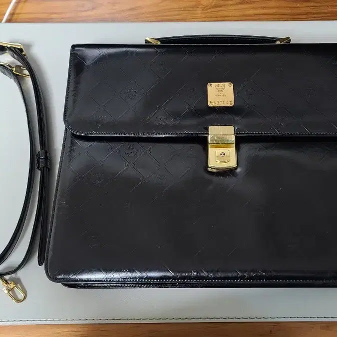[SOLD OUT] MCM 빈티지 블랙 엠보싱 가죽 서류가방 (덤으로 + MCM장지갑)
