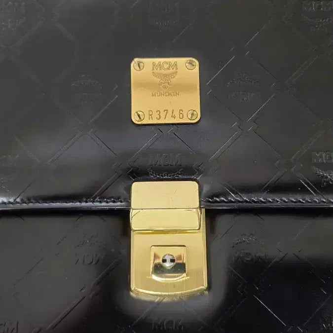 [SOLD OUT] MCM 빈티지 블랙 엠보싱 가죽 서류가방 (덤으로 + MCM장지갑)
