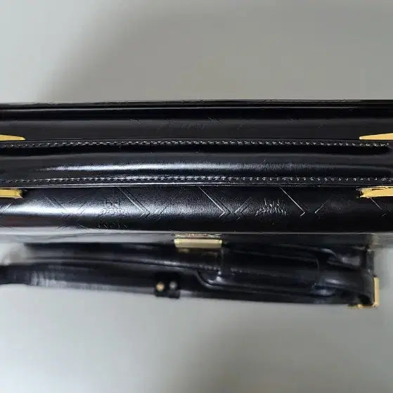 [SOLD OUT] MCM 빈티지 블랙 엠보싱 가죽 서류가방 (덤으로 + MCM장지갑)
