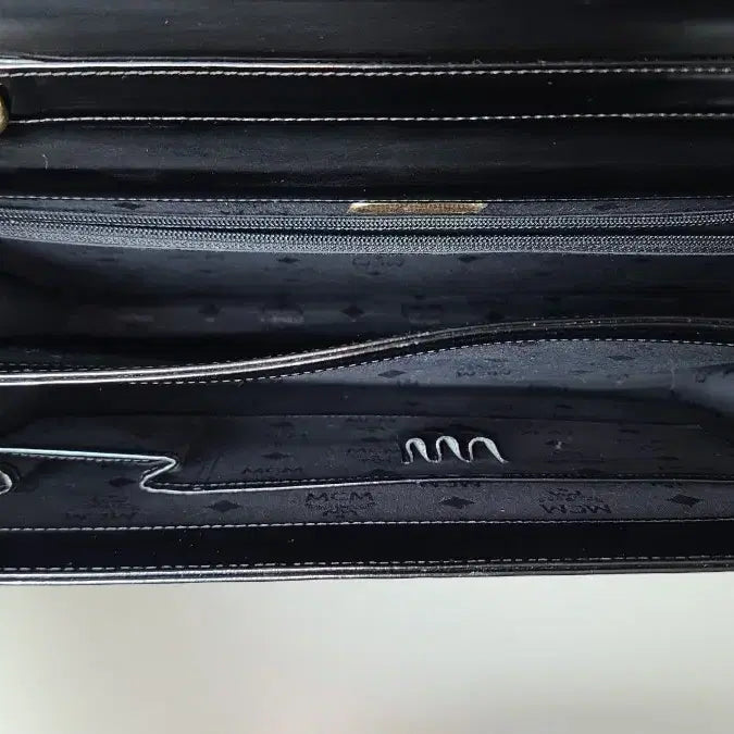 [SOLD OUT] MCM 빈티지 블랙 엠보싱 가죽 서류가방 (덤으로 + MCM장지갑)