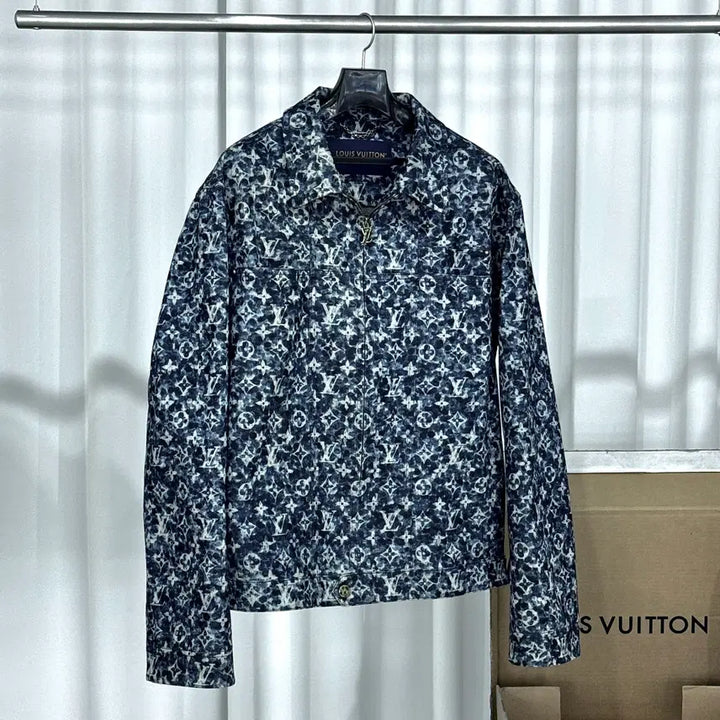 [BUNJANG] Louis Vuitton Workwear Monogram Denim Trucker Jacket / 23FW 루이비통 워크웨어 모노그램 데님 트러커 자켓 1ABJAO