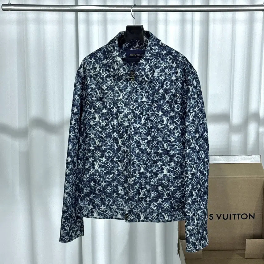 [BUNJANG] Louis Vuitton Workwear Monogram Denim Trucker Jacket / 23FW 루이비통 워크웨어 모노그램 데님 트러커 자켓 1ABJAO
