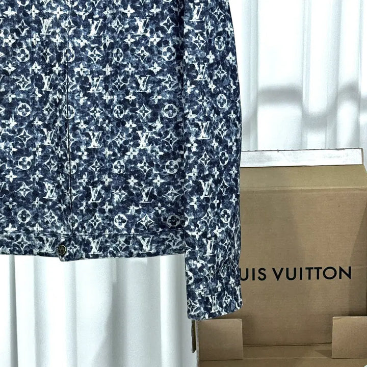 [BUNJANG] Louis Vuitton Workwear Monogram Denim Trucker Jacket / 23FW 루이비통 워크웨어 모노그램 데님 트러커 자켓 1ABJAO