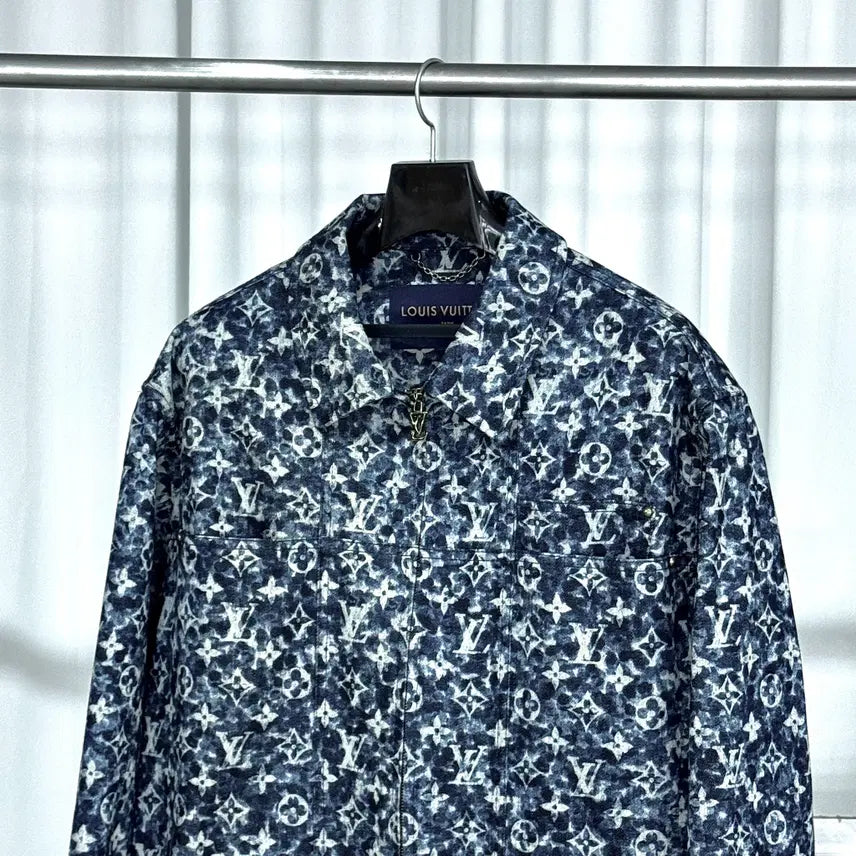 [BUNJANG] Louis Vuitton Workwear Monogram Denim Trucker Jacket / 23FW 루이비통 워크웨어 모노그램 데님 트러커 자켓 1ABJAO