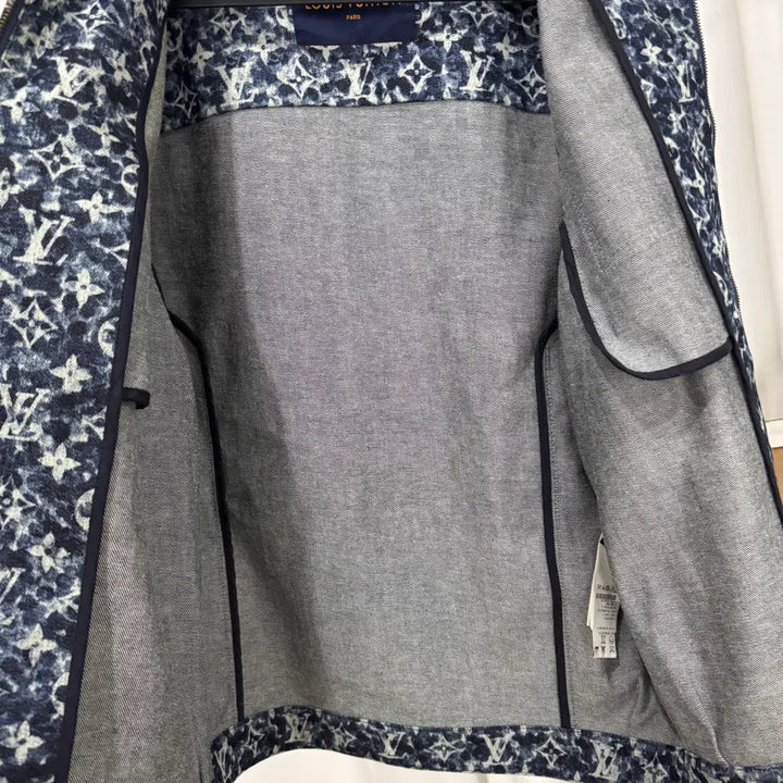 [BUNJANG] Louis Vuitton Workwear Monogram Denim Trucker Jacket / 23FW 루이비통 워크웨어 모노그램 데님 트러커 자켓 1ABJAO