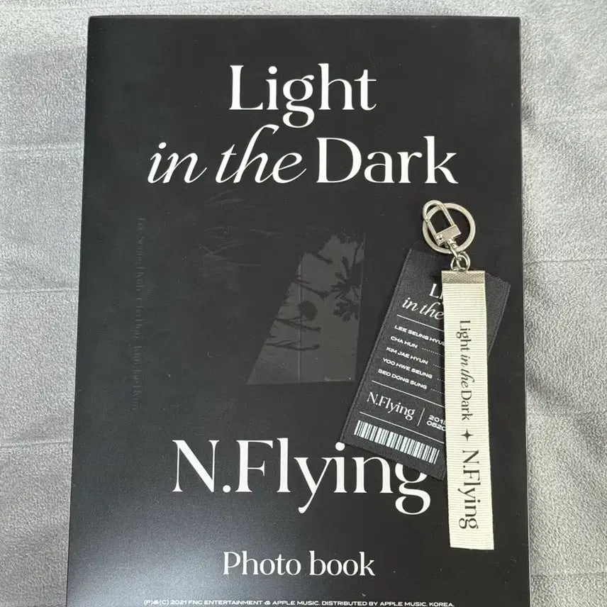[BUNJANG] 엔플라잉 Light in the Dark 포토북+키링 / 엔플라잉 Light in the Dark 포토북+키링