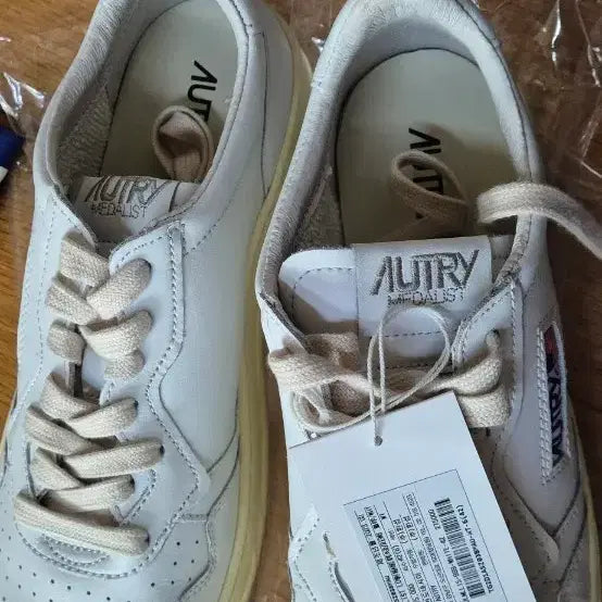 [BUNJANG] Autry Medalist White Sneakers (Size 42) / (42사이즈) 오트리 메달리스트 화이트 스니커즈