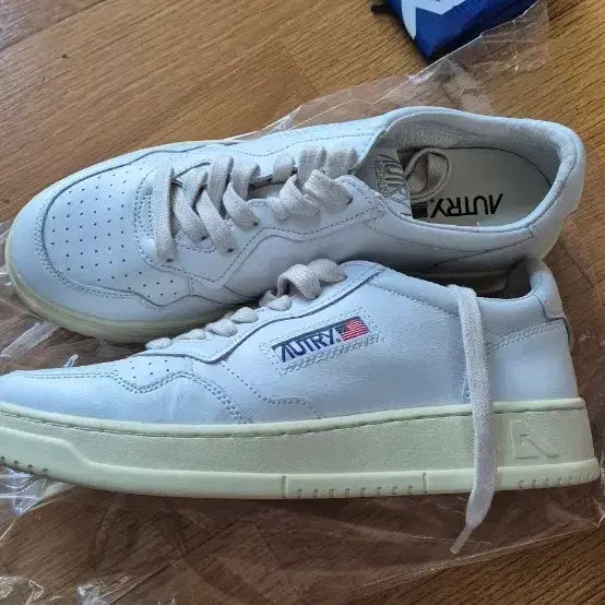 [BUNJANG] Autry Medalist White Sneakers (Size 42) / (42사이즈) 오트리 메달리스트 화이트 스니커즈