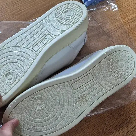 [BUNJANG] Autry Medalist White Sneakers (Size 42) / (42사이즈) 오트리 메달리스트 화이트 스니커즈