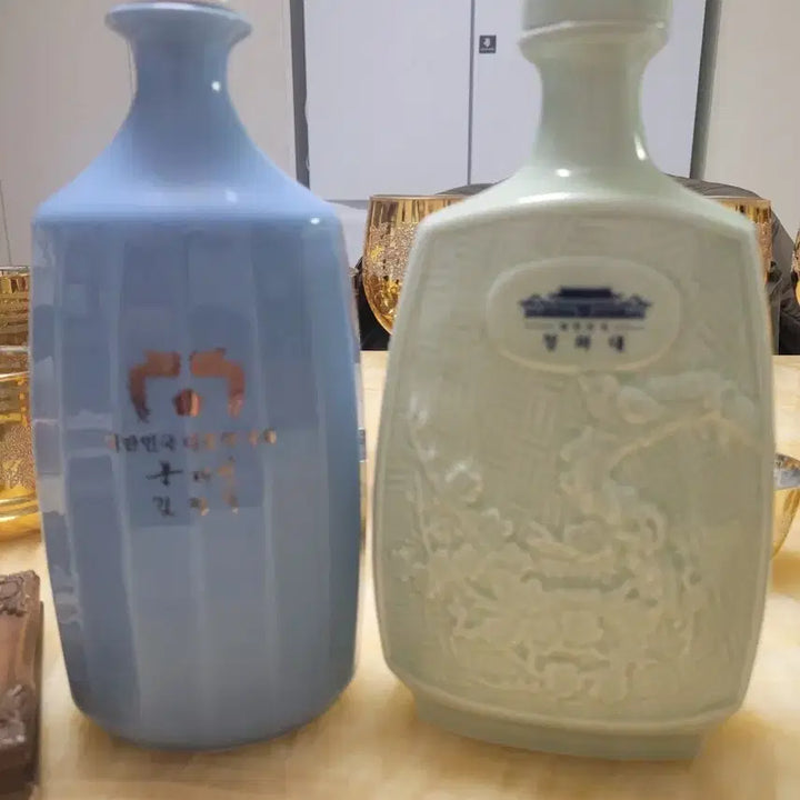 [BUNJANG] Cheongwadae Porcelain Wine Bottle Set / 청와대 기념 도자기 술병4개 세트