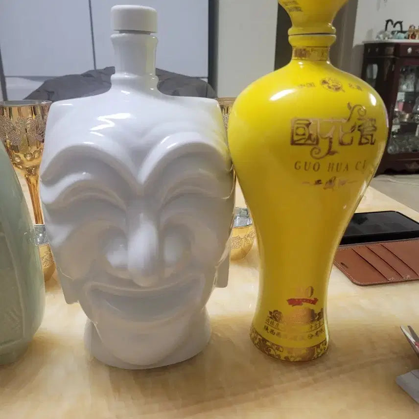[BUNJANG] Cheongwadae Porcelain Wine Bottle Set / 청와대 기념 도자기 술병4개 세트