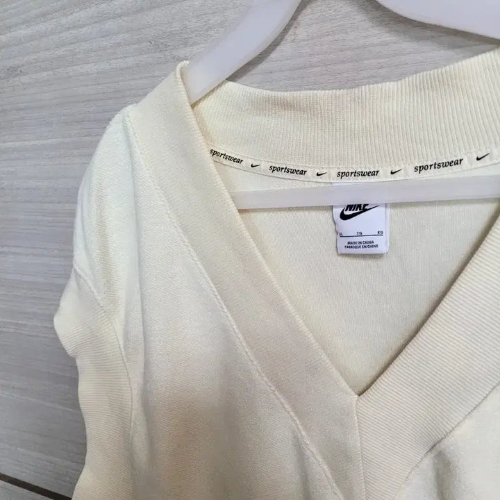 [BUNJANG] Nike V-Neck Crop Vest Ivory / 나이키 V넥 크롭 조끼 아이보리