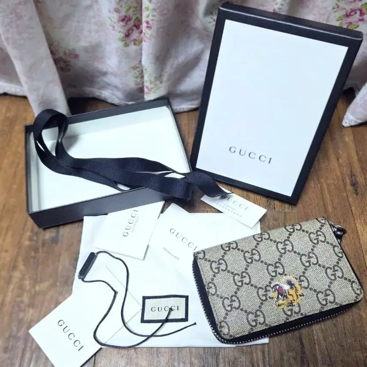 [BUNJANG] Gucci GG Supreme Tiger Bi-fold Wallet Full Set / 구찌 GG수프림 타이거 반지갑 풀세트