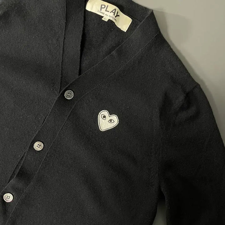 [BUNJANG] Comme des Garcons White Emblem Wool Cardigan / [L] 꼼데가르송 화이트 와펜 자수로고 울 가디건