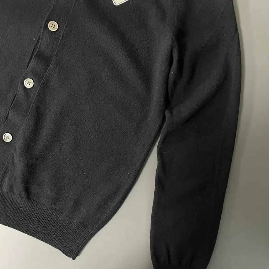 [BUNJANG] Comme des Garcons White Emblem Wool Cardigan / [L] 꼼데가르송 화이트 와펜 자수로고 울 가디건