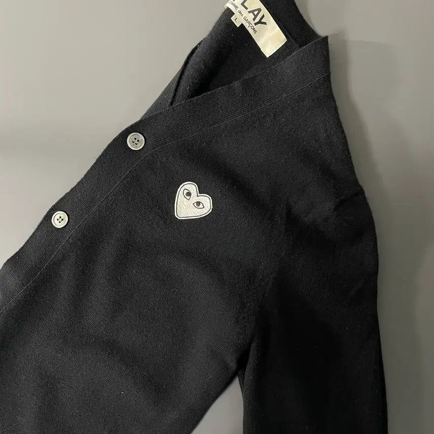 [BUNJANG] Comme des Garcons White Emblem Wool Cardigan / [L] 꼼데가르송 화이트 와펜 자수로고 울 가디건