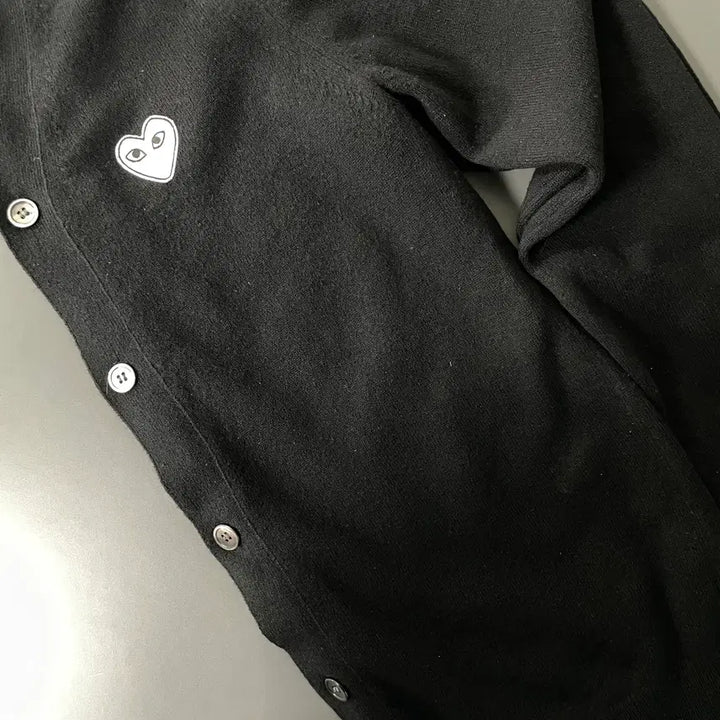 [BUNJANG] Comme des Garcons White Emblem Wool Cardigan / [L] 꼼데가르송 화이트 와펜 자수로고 울 가디건