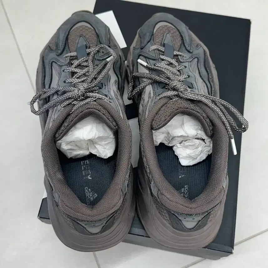 [BUNJANG] Adidas Yeezy Boost 700 V2 Mauve 275mm Sneakers / 아디다스 이지부스트 700 V2 모브 275mm