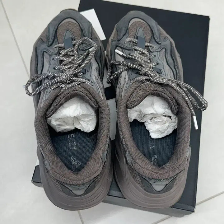 [BUNJANG] Adidas Yeezy Boost 700 V2 Mauve 275mm Sneakers / 아디다스 이지부스트 700 V2 모브 275mm