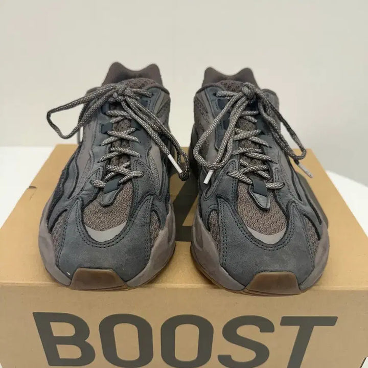 [BUNJANG] Adidas Yeezy Boost 700 V2 Mauve 275mm Sneakers / 아디다스 이지부스트 700 V2 모브 275mm