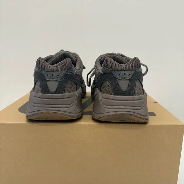 [BUNJANG] Adidas Yeezy Boost 700 V2 Mauve 275mm Sneakers / 아디다스 이지부스트 700 V2 모브 275mm
