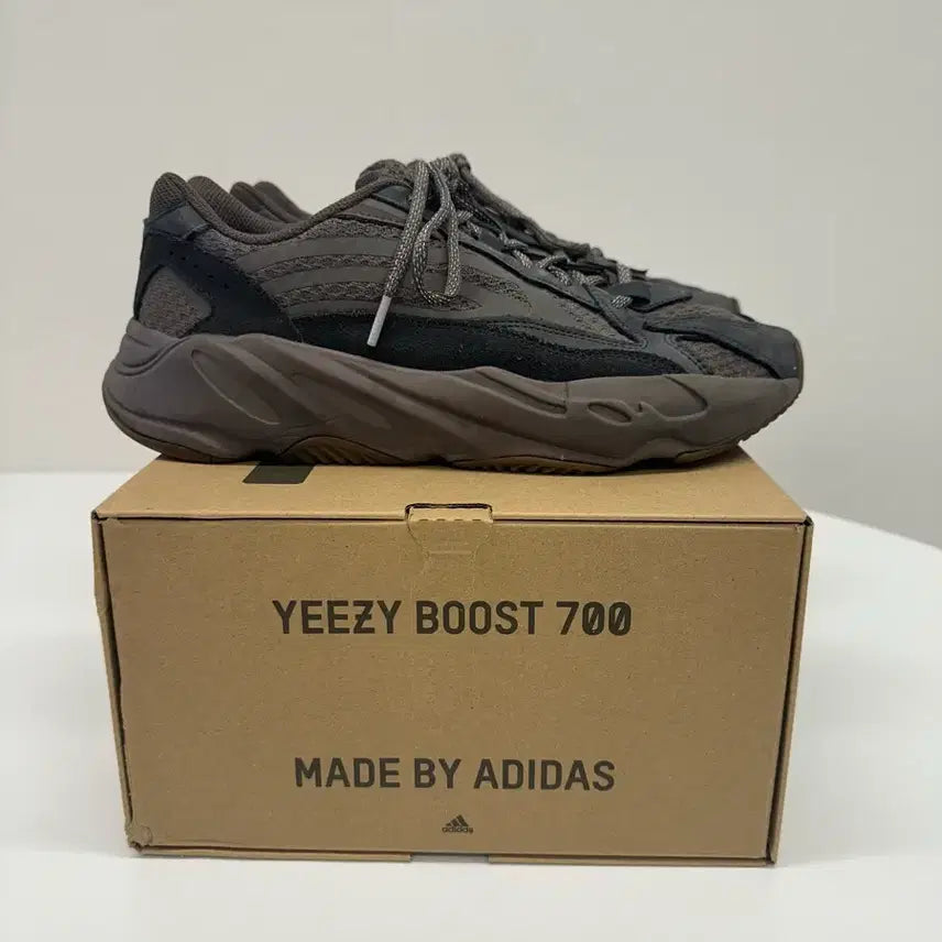 [BUNJANG] Adidas Yeezy Boost 700 V2 Mauve 275mm Sneakers / 아디다스 이지부스트 700 V2 모브 275mm
