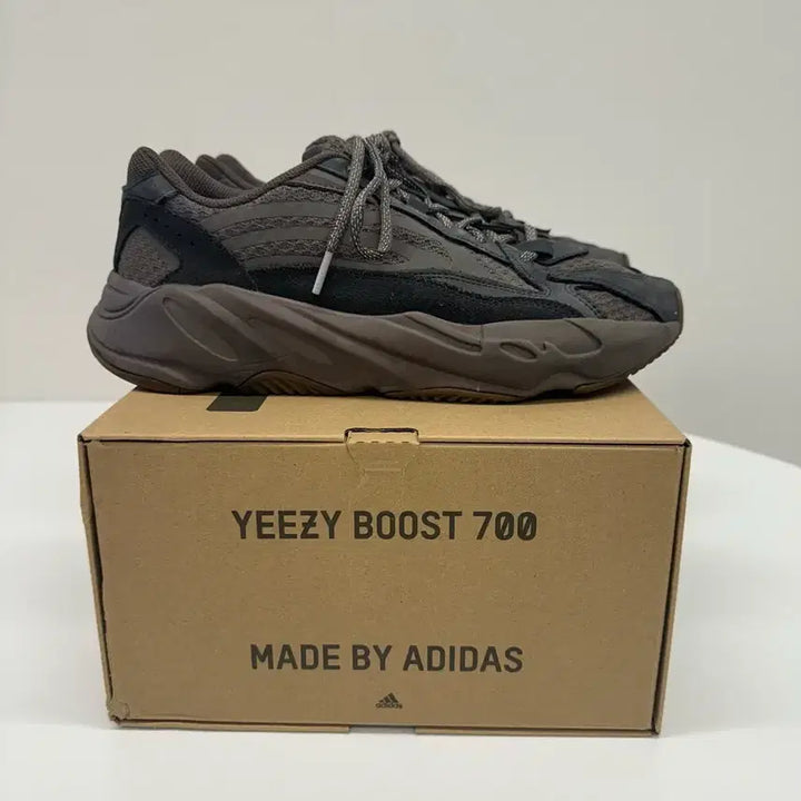 [BUNJANG] Adidas Yeezy Boost 700 V2 Mauve 275mm Sneakers / 아디다스 이지부스트 700 V2 모브 275mm