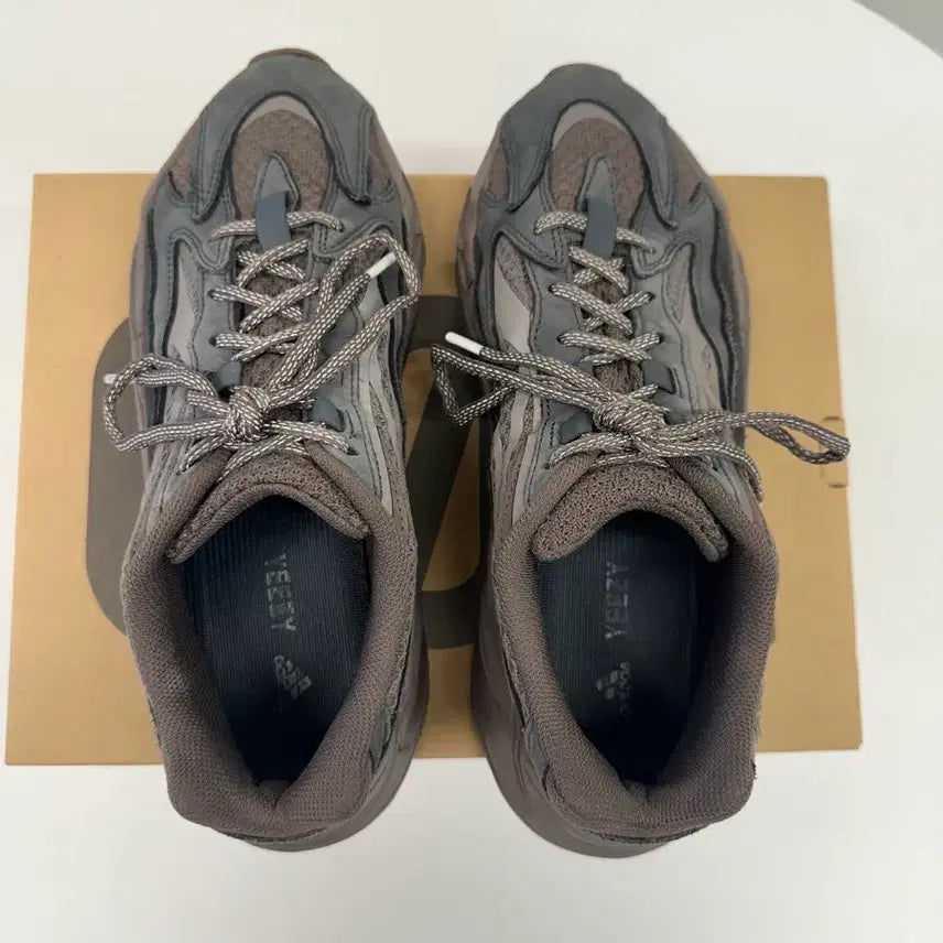 [BUNJANG] Adidas Yeezy Boost 700 V2 Mauve 275mm Sneakers / 아디다스 이지부스트 700 V2 모브 275mm