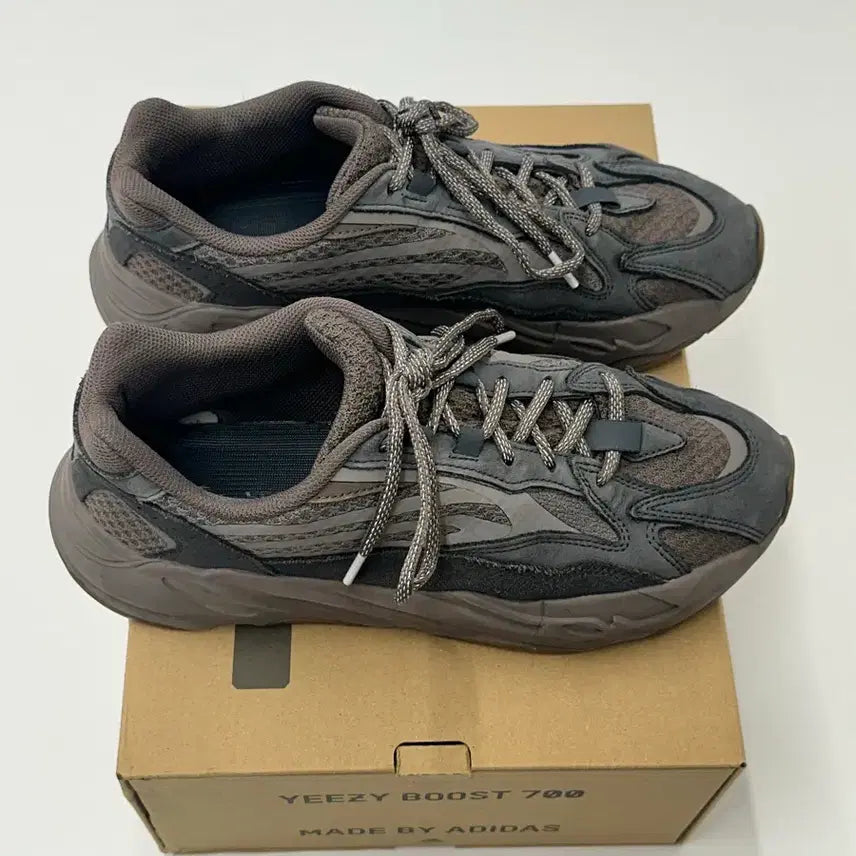 [BUNJANG] Adidas Yeezy Boost 700 V2 Mauve 275mm Sneakers / 아디다스 이지부스트 700 V2 모브 275mm