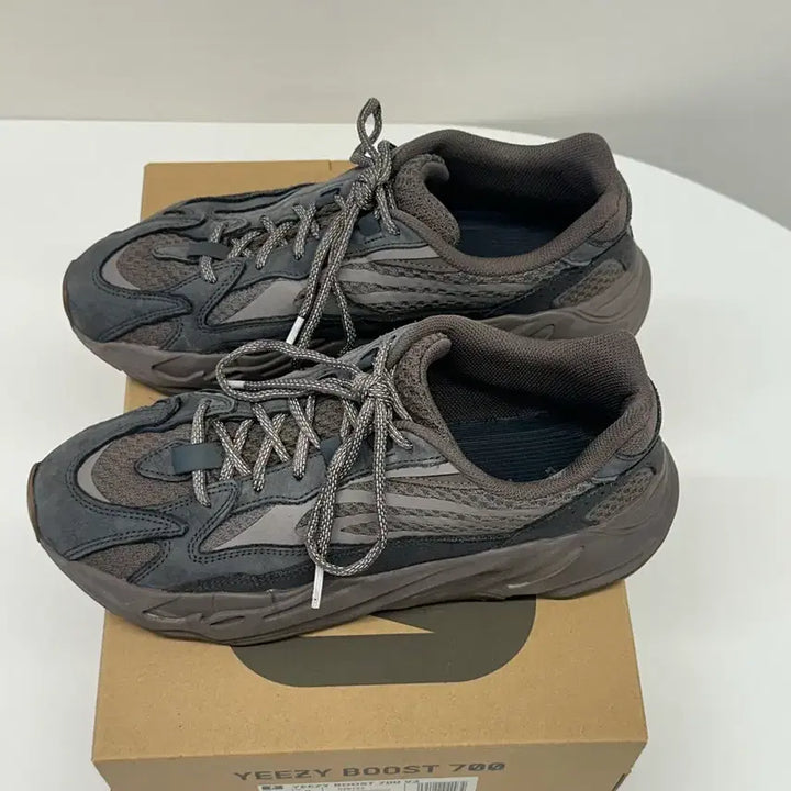 [BUNJANG] Adidas Yeezy Boost 700 V2 Mauve 275mm Sneakers / 아디다스 이지부스트 700 V2 모브 275mm