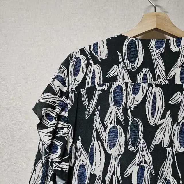 [BUNJANG] LATT Pattern Ruffle Blouse (Size 55) / 한섬 래트바이티 LATT 패턴 러플 블라우스 55사이즈