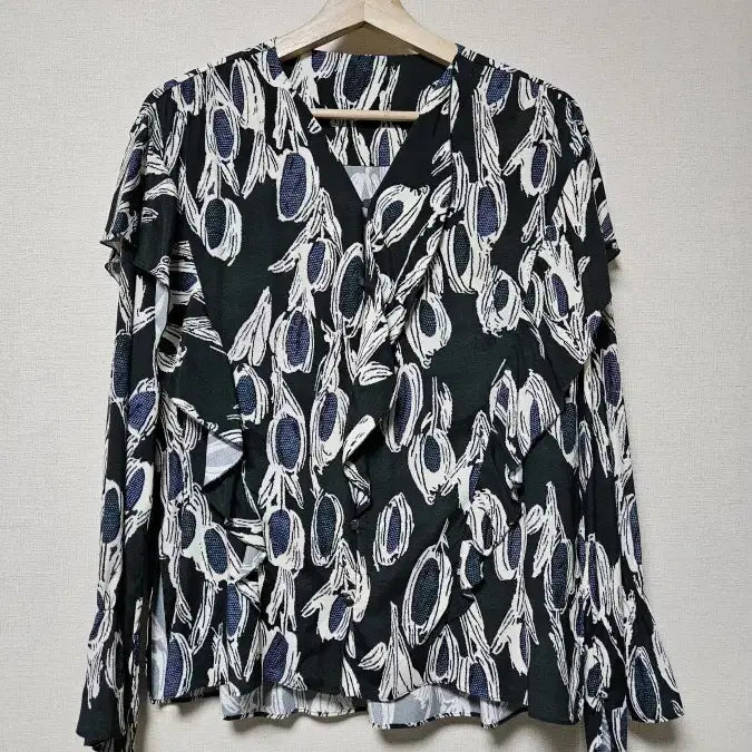 [BUNJANG] LATT Pattern Ruffle Blouse (Size 55) / 한섬 래트바이티 LATT 패턴 러플 블라우스 55사이즈