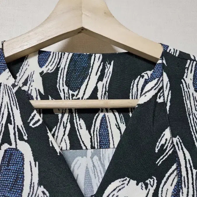 [BUNJANG] LATT Pattern Ruffle Blouse (Size 55) / 한섬 래트바이티 LATT 패턴 러플 블라우스 55사이즈