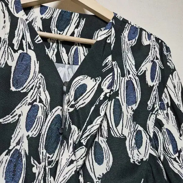 [BUNJANG] LATT Pattern Ruffle Blouse (Size 55) / 한섬 래트바이티 LATT 패턴 러플 블라우스 55사이즈