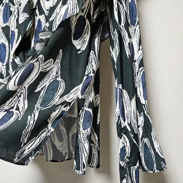 [BUNJANG] LATT Pattern Ruffle Blouse (Size 55) / 한섬 래트바이티 LATT 패턴 러플 블라우스 55사이즈