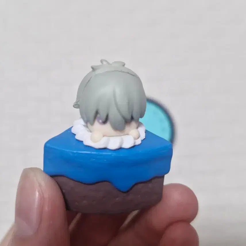 [BUNJANG] Kaiju No. 8 Ichikawa Leno Cake Gacha / 괴수 8호 이치카와 레노 케이크 가챠 팝니다