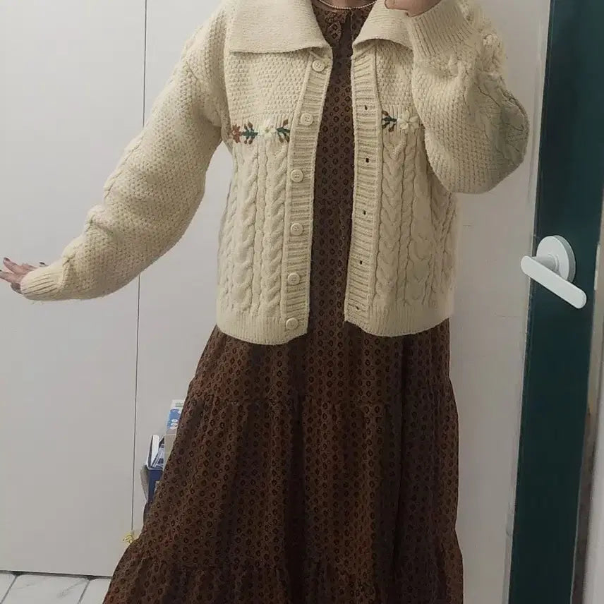[BUNJANG] Ivory Floral Embroidered Knit Cardigan / 아이보리 꽃자수 빅카라 니트가디건