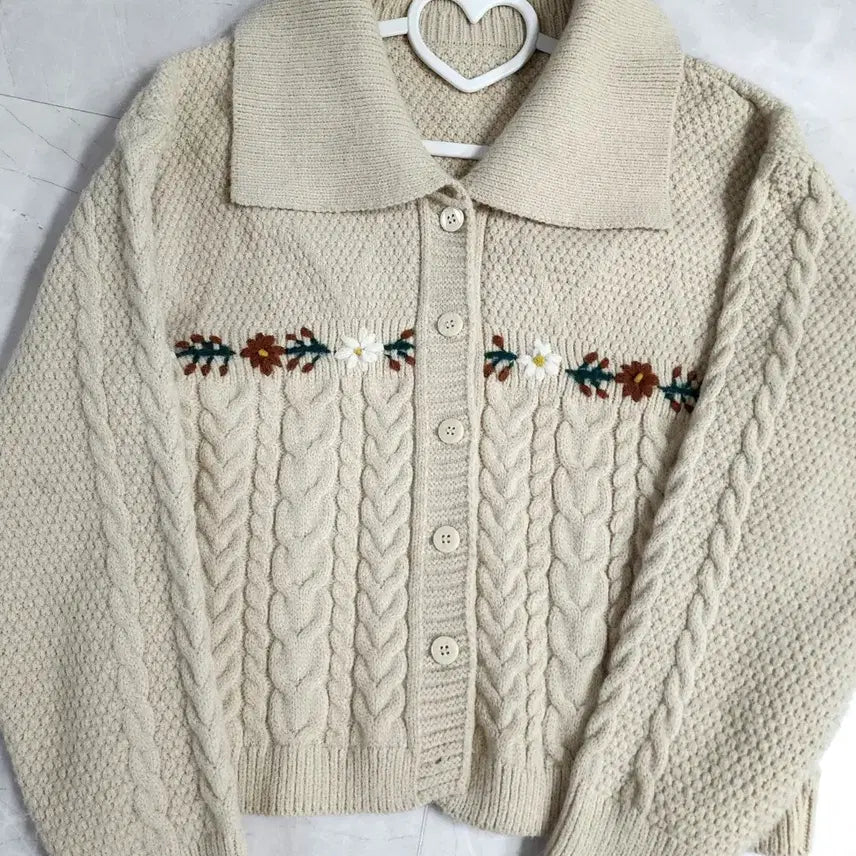 [BUNJANG] Ivory Floral Embroidered Knit Cardigan / 아이보리 꽃자수 빅카라 니트가디건