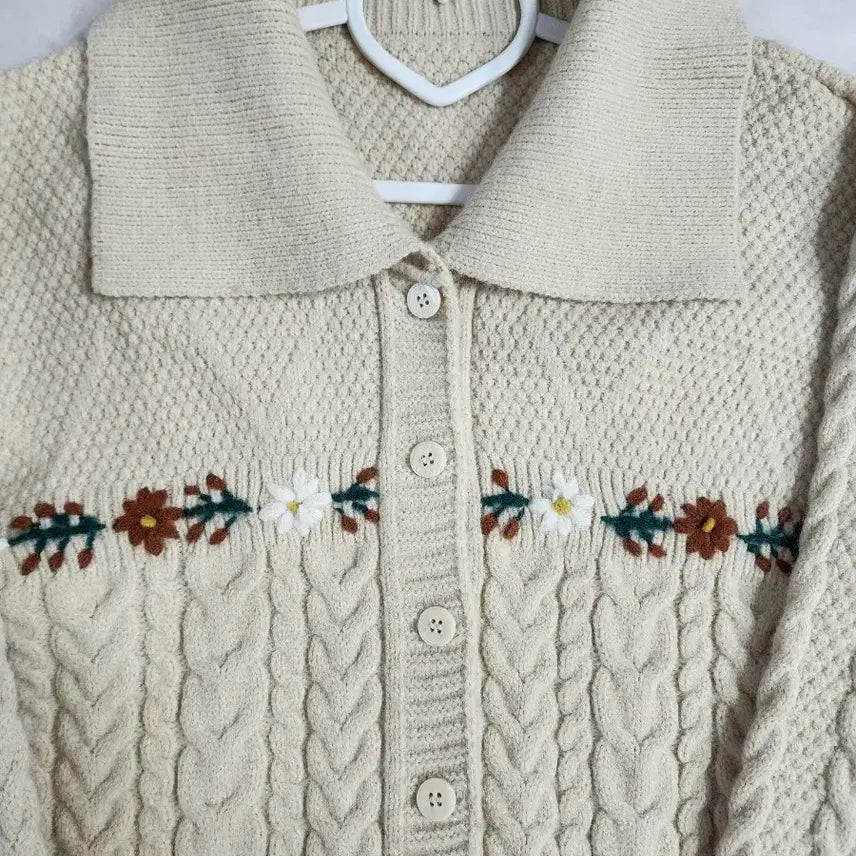 [BUNJANG] Ivory Floral Embroidered Knit Cardigan / 아이보리 꽃자수 빅카라 니트가디건