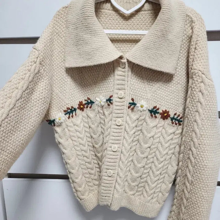 [BUNJANG] Ivory Floral Embroidered Knit Cardigan / 아이보리 꽃자수 빅카라 니트가디건