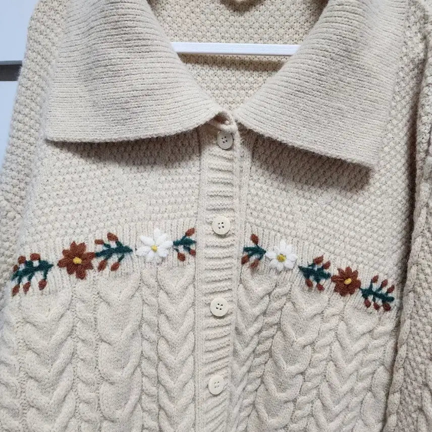 [BUNJANG] Ivory Floral Embroidered Knit Cardigan / 아이보리 꽃자수 빅카라 니트가디건