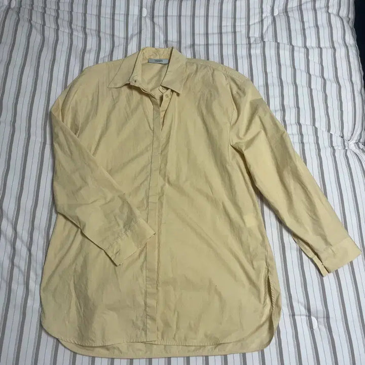 [BUNJANG] AMOMENTO Oversized Hidden Button Shirt (Butter Yellow) / 아모멘토 여성 히든 버튼 클로징 오버사이즈 셔츠 (버터옐로우 색상)