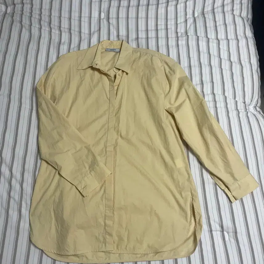 [BUNJANG] AMOMENTO Oversized Hidden Button Shirt (Butter Yellow) / 아모멘토 여성 히든 버튼 클로징 오버사이즈 셔츠 (버터옐로우 색상)