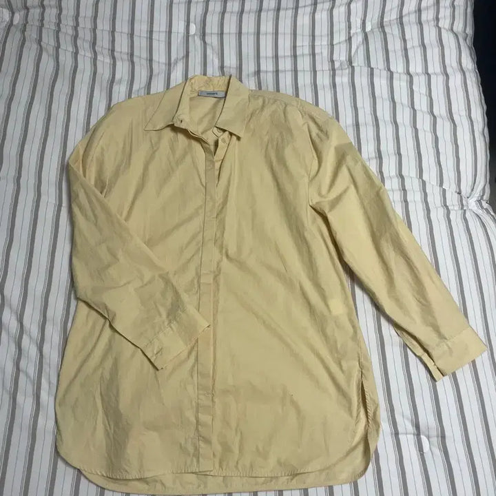 [BUNJANG] AMOMENTO Oversized Hidden Button Shirt (Butter Yellow) / 아모멘토 여성 히든 버튼 클로징 오버사이즈 셔츠 (버터옐로우 색상)
