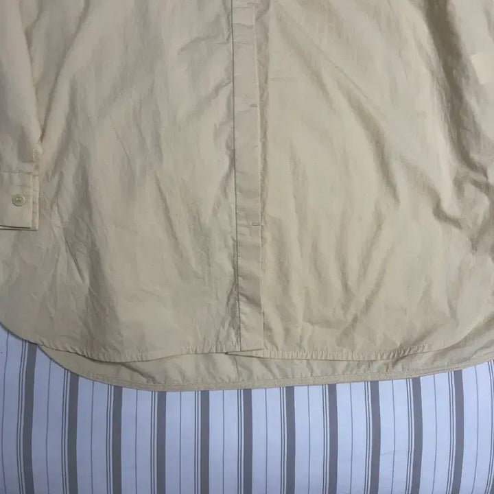 [BUNJANG] AMOMENTO Oversized Hidden Button Shirt (Butter Yellow) / 아모멘토 여성 히든 버튼 클로징 오버사이즈 셔츠 (버터옐로우 색상)