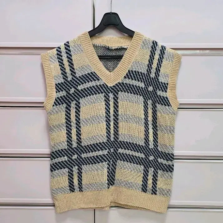 [BUNJANG] V-Neck Knit Vest / 니트조끼 새상품