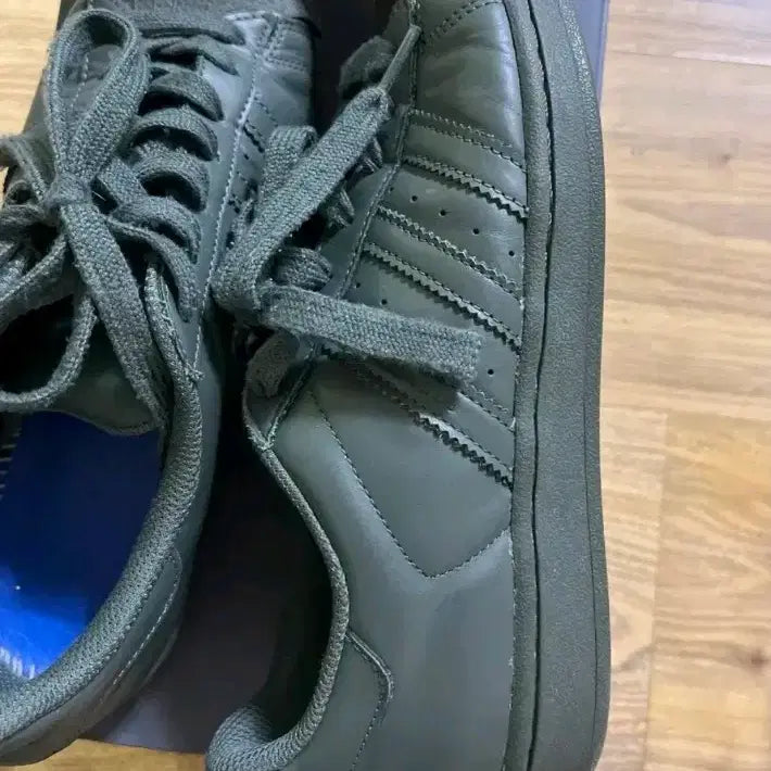 [BUNJANG] Adidas Pharrell Khaki Sneakers / 아디다스 퍼렐 카키 260