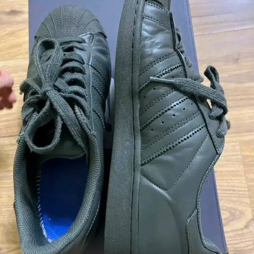 [BUNJANG] Adidas Pharrell Khaki Sneakers / 아디다스 퍼렐 카키 260