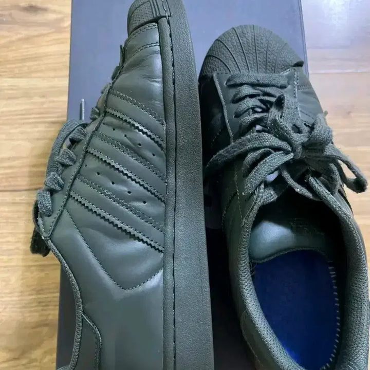 [BUNJANG] Adidas Pharrell Khaki Sneakers / 아디다스 퍼렐 카키 260